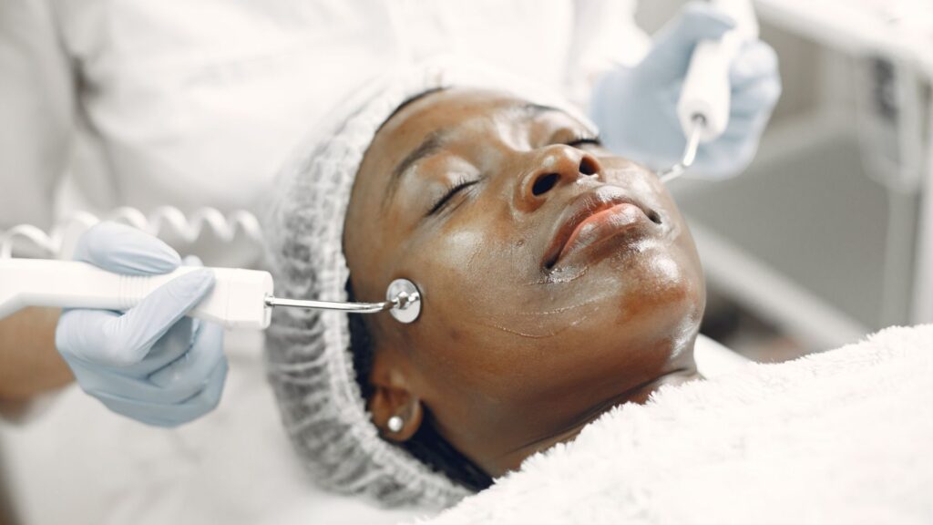 Bave d’escargot : l’ingrédient miracle pour une peau éclatante