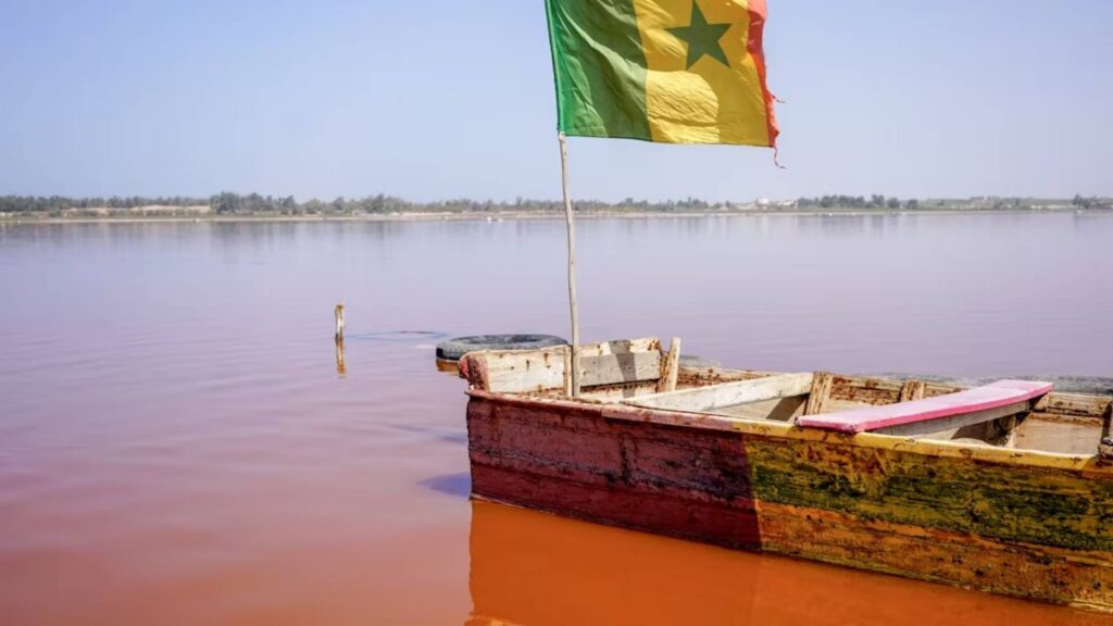 Le Lac Rose : Entre magie naturelle et histoire captivante