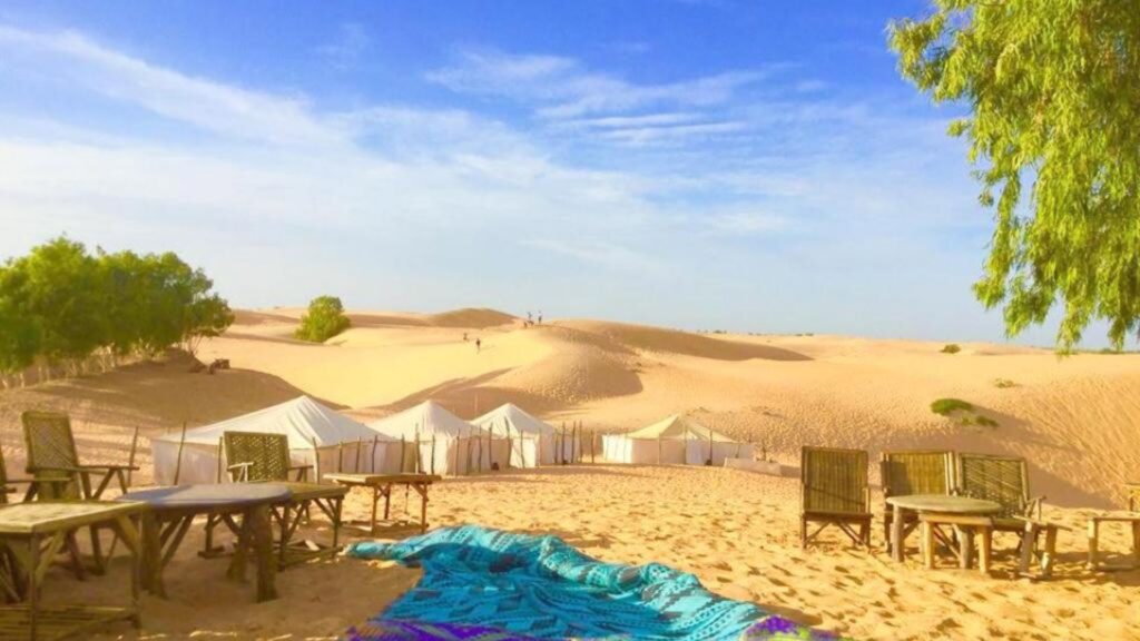 Lompoul : Un désert de dunes, parfait pour le bivouac sous les étoiles.