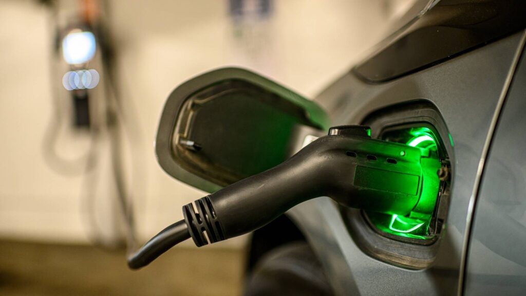 Comment les Véhicules Électriques Redéfinissent l'Industrie Automobile